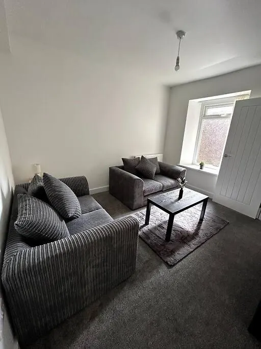 Apartment 4-Bedroom Semi-Detached Home Swansea L Near Beach L Sleeps 8 L 8 Beds L By Jmt Stays Morriston