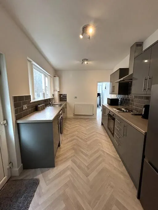 Apartment 4-Bedroom Semi-Detached Home Swansea L Near Beach L Sleeps 8 L 8 Beds L By Jmt Stays Morriston
