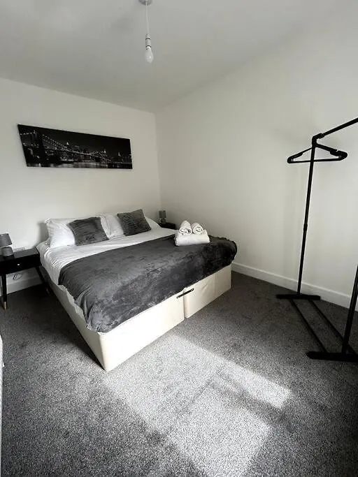 4-Bedroom Semi-Detached Home Swansea L Near Beach L Sleeps 8 L 8 Beds L By Jmt Stays Morriston Apartment
