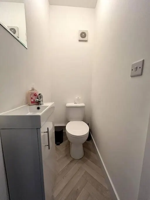 4-Bedroom Semi-Detached Home Swansea L Near Beach L Sleeps 8 L 8 Beds L By Jmt Stays Morriston